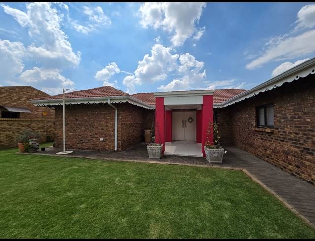 4 BEDROOM FREESTANDING FOR SALE IN PETERSFIELD